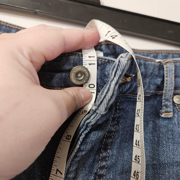 Sofia jeans by sofia Vergara distressed cuffed jean shorts! - Picture 6 of 7